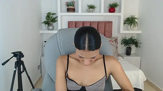 SarayVega  online show from November 19, 2025, 7:36 pm