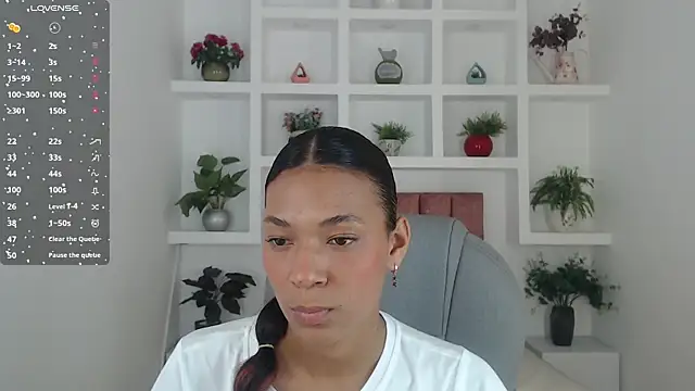 SarayVega  online show from November 25, 2025, 7:14 pm