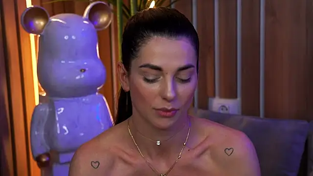 EllyLynn online show from April 18, 2026, 7:07 pm