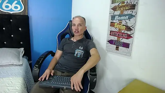 Snapshot of DaddyPoweer chatting on October 22, 2025, 10:53 pm DaddyPoweer online show from October 22, 2025, 10:53 pm