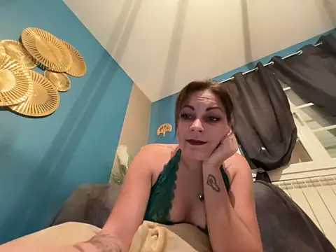 minettedusud online show from November 17, 2025, 9:37 am