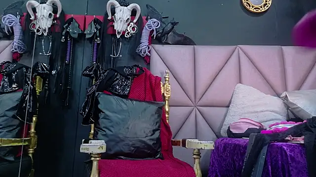 EvaSabath online show from October 18, 2025, 9:04 pm