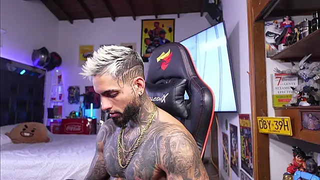 logan hugh8 online show from March 12, 2026, 1:06 pm