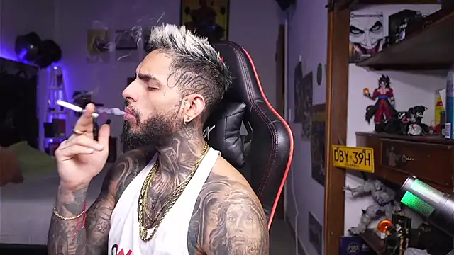 logan hugh8 online show from April 12, 2026, 9:20 pm