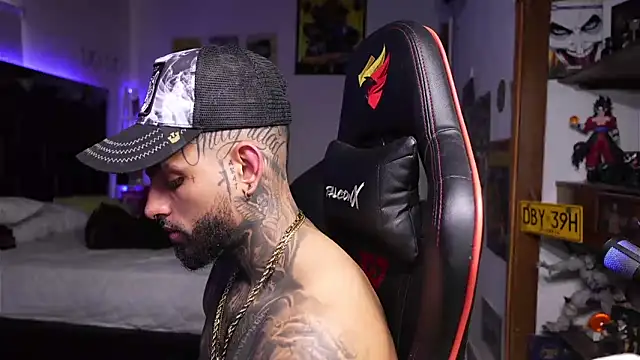 logan hugh8 online show from April 17, 2026, 6:55 pm