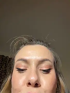 emmasweett11 online show from October 19, 2025, 1:56 pm