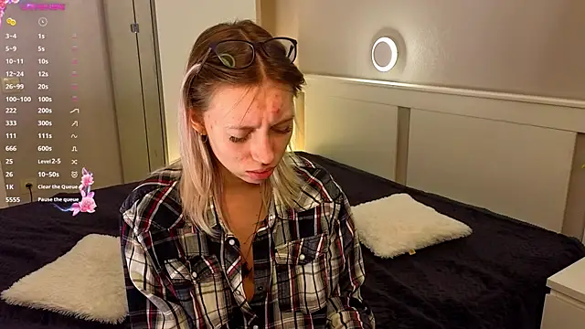 NyxaThorn online show from September 30, 2025, 2:33 pm