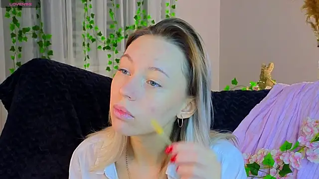 NyxaThorn online show from December 2, 2025, 2:45 pm