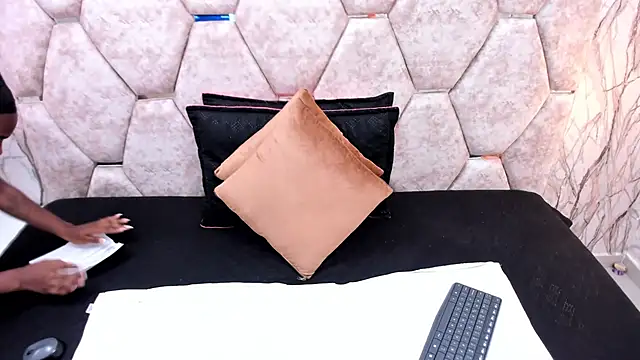 EXOTIC EBONY  online show from November 4, 2025, 7:13 pm