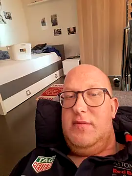 geilerd122 online show from October 18, 2025, 1:12 pm