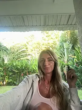 ChasingSunsets-Quinn online show from October 9, 2025, 10:30 pm
