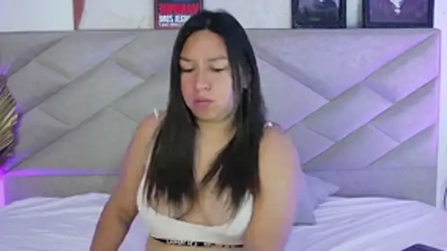 Snapshot of BellaRoux1 chatting on October 30, 2025, 12:06 pm BellaRoux1 online show from October 30, 2025, 12:06 pm