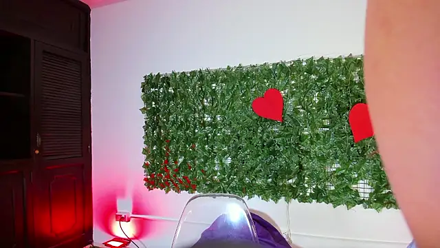 Snapshot of BellaRoux1 chatting on February 17, 2026, 12:23 pm BellaRoux1 online show from February 17, 2026, 12:23 pm