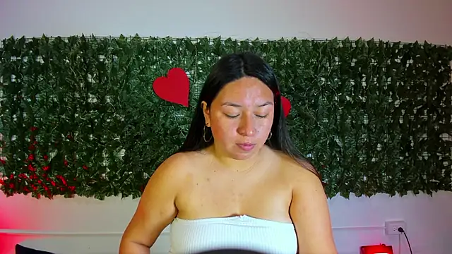 Snapshot of BellaRoux1 chatting on February 18, 2026, 12:12 pm BellaRoux1 online show from February 18, 2026, 12:12 pm