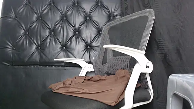 Black penis25 online show from November 13, 2025, 3:27 am