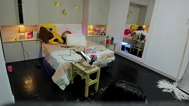 LilyWhitney online show from March 25, 2026, 4:07 am