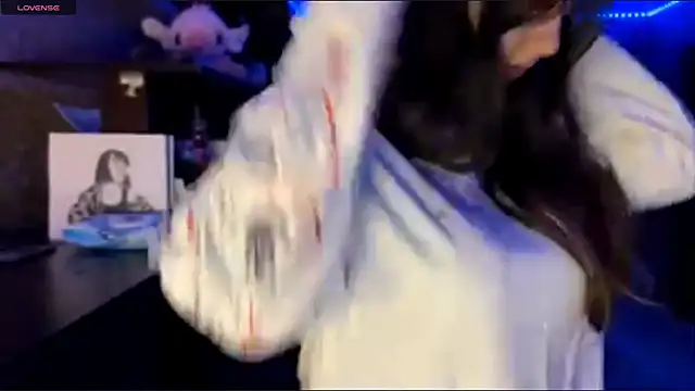 LauretteRagar online show from November 26, 2025, 5:14 pm