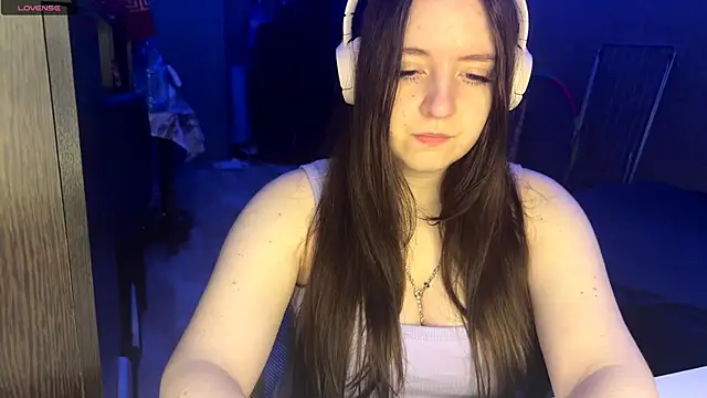 LauretteRagar online show from December 2, 2025, 6:14 pm