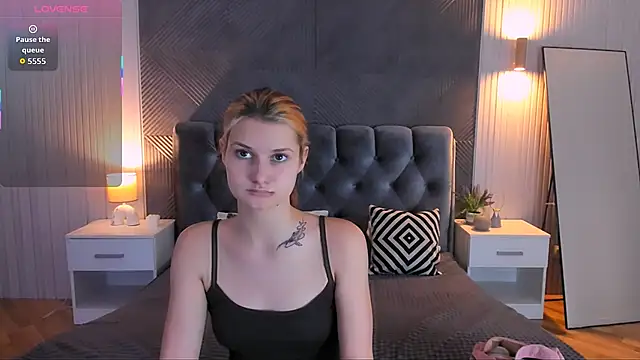 NightOpal online show from December 4, 2025, 2:48 pm