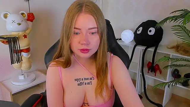 Lillie Berry online show from October 19, 2025, 4:46 am