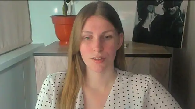 Snapshot of JuliaMuuun chatting on April 15, 2026, 10:32 pm JuliaMuuun online show from April 15, 2026, 10:32 pm
