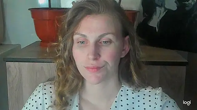 Snapshot of JuliaMuuun chatting on May 18, 2026, 9:31 pm JuliaMuuun online show from May 18, 2026, 9:31 pm