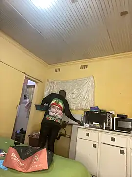Snapshot of Ozimpho chatting on August 4, 2026, 5:37 pm Ozimpho online show from August 4, 2026, 5:37 pm