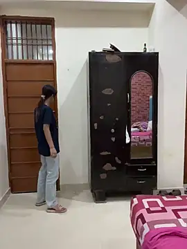 HORNYDIVYABABY online show from April 1, 2026, 4:04 pm