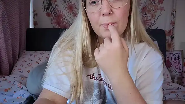 Snapshot of Daisyxoxo_ chatting on October 7, 2025, 8:33 am Daisyxoxo  online show from October 7, 2025, 8:33 am