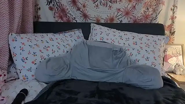 Daisyxoxo  online show from April 6, 2026, 8:21 pm