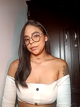 linda698049 online show from October 6, 2025, 3:04 am