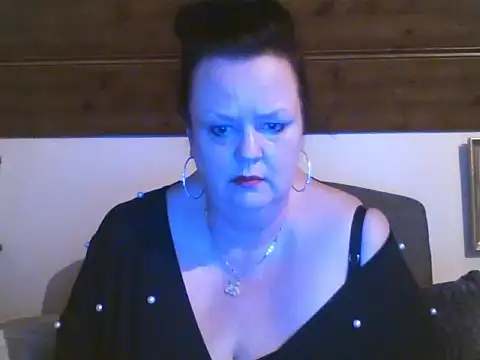 TiffanyMature online show from April 16, 2026, 9:39 pm