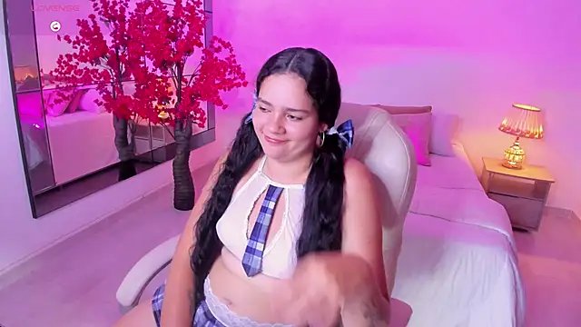 karlie small online show from April 17, 2026, 7:39 pm