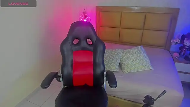 Snapshot of MELISSAROUGE chatting on February 18, 2026, 7:32 pm MELISSAROUGE online show from February 18, 2026, 7:32 pm