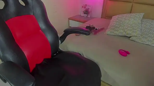 Snapshot of MELISSAROUGE chatting on February 19, 2026, 7:43 pm MELISSAROUGE online show from February 19, 2026, 7:43 pm