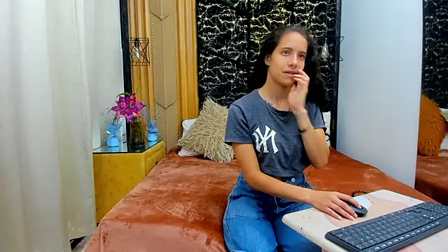 Snapshot of MiaCours chatting on March 5, 2026, 3:19 pm MiaCours online show from March 5, 2026, 3:19 pm