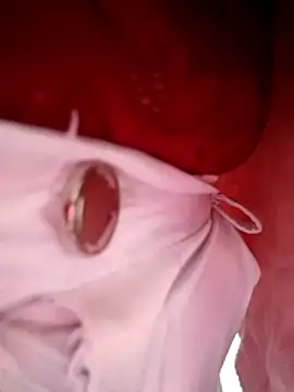 Mia-Glow online show from March 4, 2026, 1:39 pm