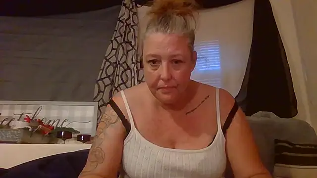 HotRedYeag online show from November 10, 2025, 12:15 pm