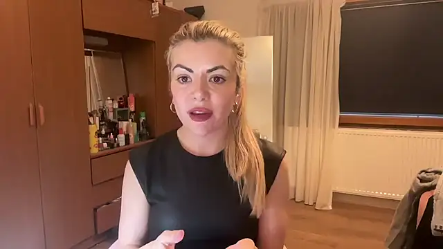 Snapshot of princess17 chatting on October 13, 2025, 5:24 pm princess17 online show from October 13, 2025, 5:24 pm