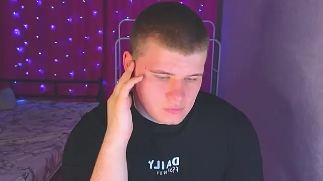 kittenmurr online show from April 16, 2026, 9:39 pm