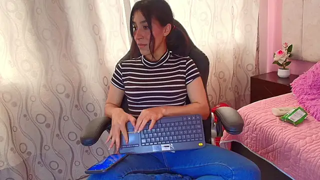 DarlingDuchess  online show from October 7, 2025, 3:42 pm