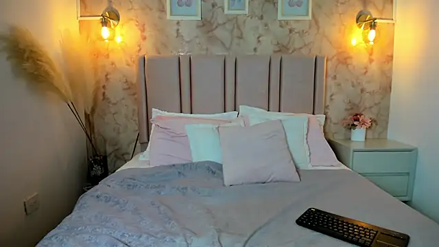 Isa lux online show from October 8, 2025, 3:37 am