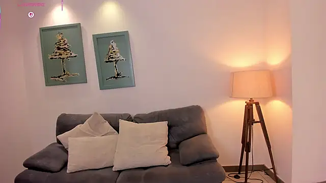 VeronicaBlue online show from October 31, 2025, 9:43 am