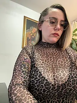 CurvyLust x online show from May 6, 2026, 2:33 pm