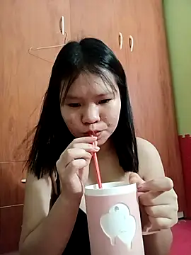 Snapshot of emyeuhss chatting on October 19, 2025, 1:34 pm emyeuhss online show from October 19, 2025, 1:34 pm