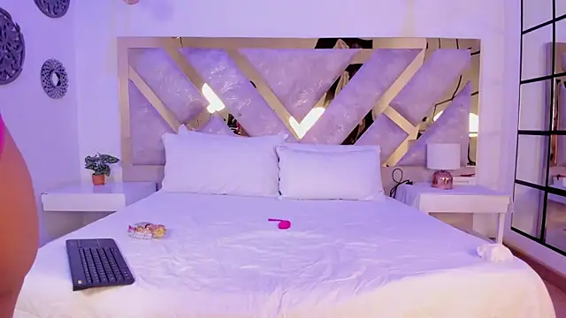 Marianee Rousse online show from October 4, 2025, 10:19 pm