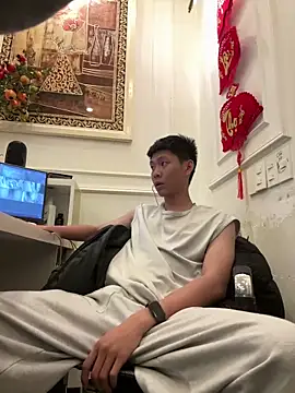 linh21107 online show from April 12, 2026, 12:32 pm