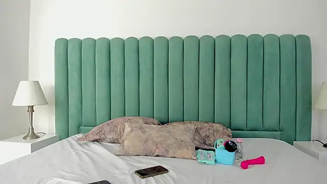 EmilyHanks  online show from November 18, 2025, 10:47 pm