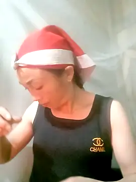 lucybaby00 online show from December 1, 2025, 2:33 pm