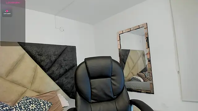 SaraWagner  online show from October 21, 2025, 12:00 am